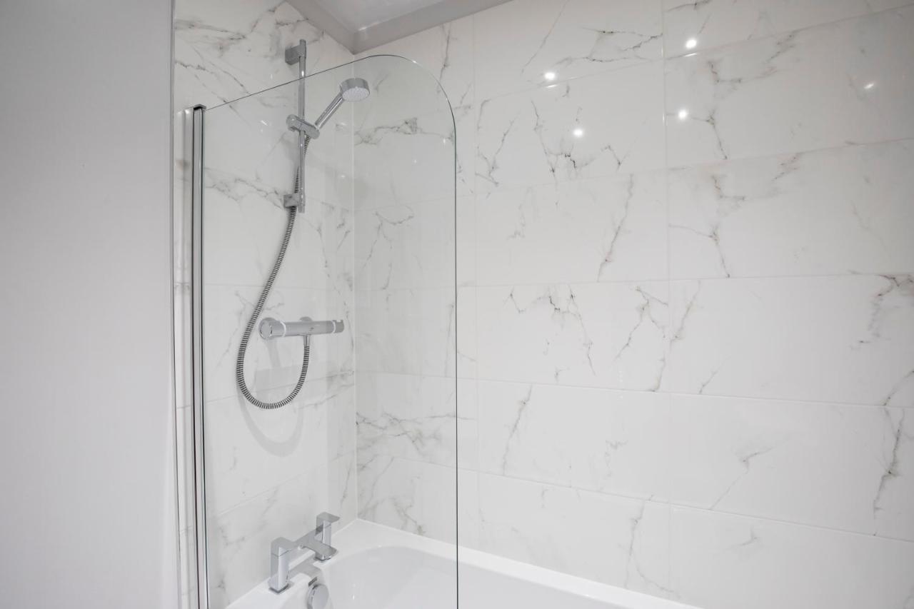 Elliot Oliver - Chic 2 Bedroom Town Centre Apartment Cheltenham Exterior foto